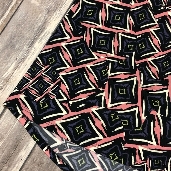 ♦️2/$30 LuLaRoe Classic T - Picture 2 of 6